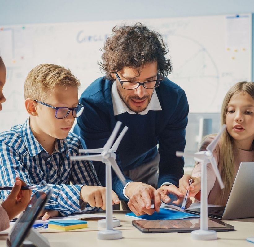 enfants qui jouent avec un adulte