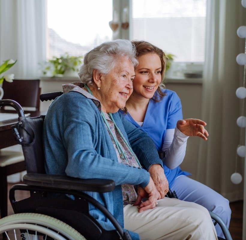 femme agée avec une infirmière
